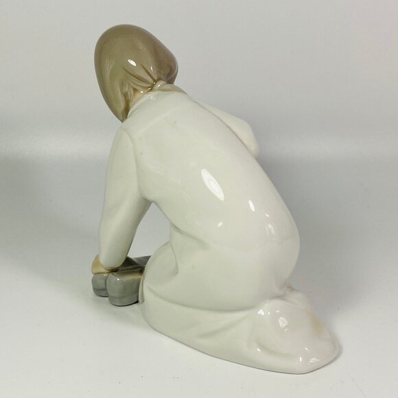 Retired VTG Lladro’ Little Girl With Slippers Porcelain Figurine Made 1977 -1984 - Picture 3 of 7